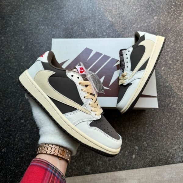 NIKEE AIR JORDAN 1 LOW REVERSE MOCHA SEMI UA